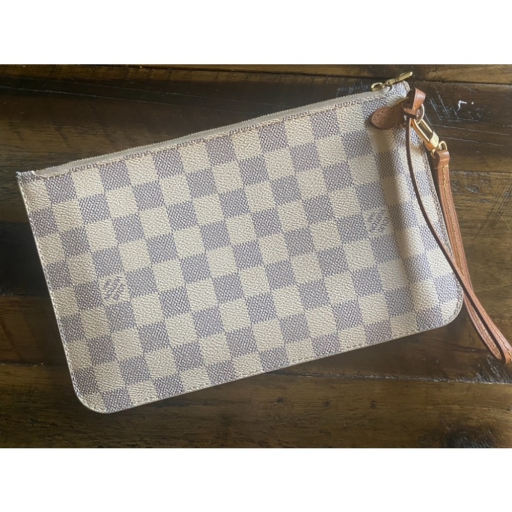 LV Pouchette